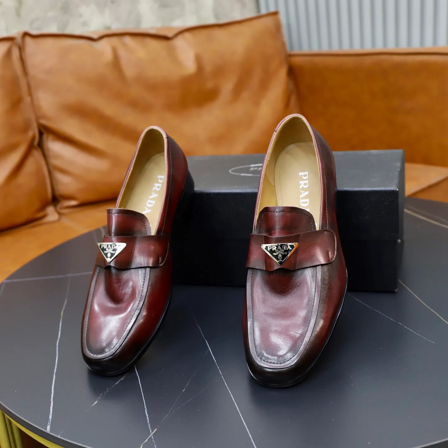 Ex-factory price: 520💰[PRADA] Prada's new casual men's shoes are launched in Hong Kong counters. Official website 1:1 production. Italian washed cowhide + water-dyed leather lining. Designed by European and American masters. Perfect shape to create counter quality, solid color rubber wear-resistant outsole and classic dazzling head! Super versatile and very comfortable. High-end without losing taste, fashionable and novel! ! Absolute focus! 3 colors available! Code number 38-45
